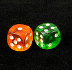 ゲームを賭けるための多彩なプラスチック8/10/12/14mmカジノの魔法のダイスはごまかします