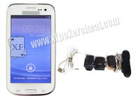 白い Samsung S4 の携帯電話の火かき棒の詐欺の装置によって印を付けられるトランプの検光子